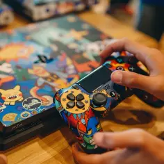 Naklejki na PS4: Jak szybko odmienić wygląd swojej konsoli? DIY
