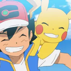 Uśmiechnięty Ash Ketchum z Pikachu na ramieniu, na tle błękitnego nieba z chmurami.
