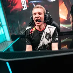 Gracz G2 Esports krzyczy z radości, świętując zwycięstwo w grze League of Legends.