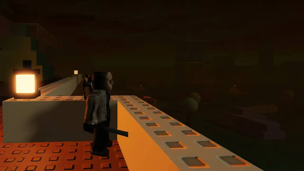 Postać w masce stoi na platformie w mrocznym świecie Roblox. W tle widać opuszczone budowle i dziwne obiekty.