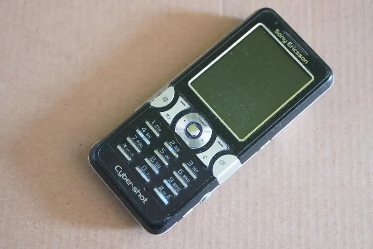 Stary telefon Sony Ericsson Cyber-shot, idealny do grania w stare gry na telefon za darmo.