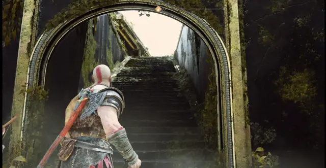 Kratos z toporem w ręku wchodzi po kamiennych schodach, otoczony przez zniszczone, porośnięte mchem ruiny. Widok w jakości 1080p.